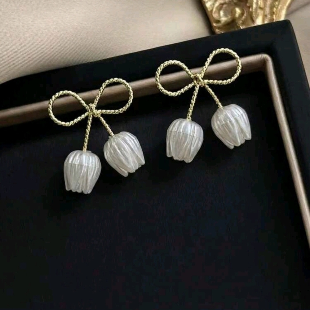 Pretty Tulip Floral Bow Earrings New!